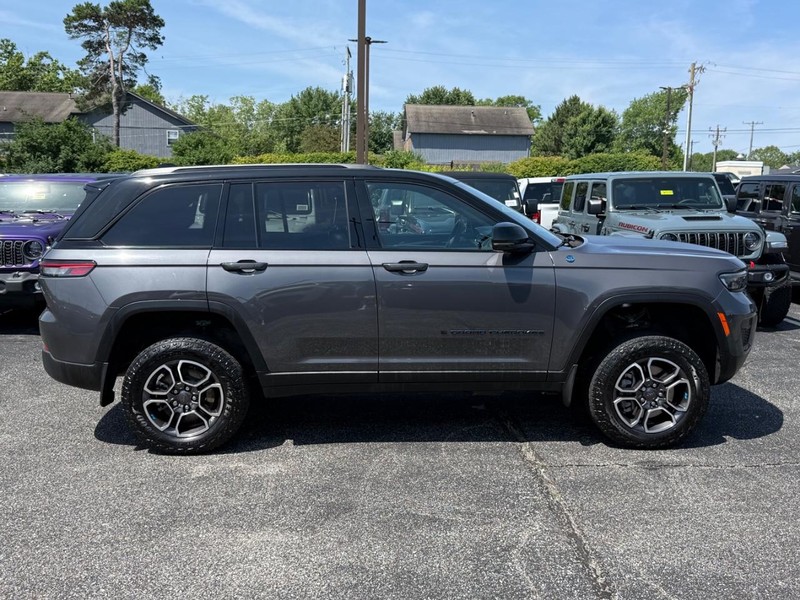 Jeep Grand Cherokee 4xe Vehicle Image 02