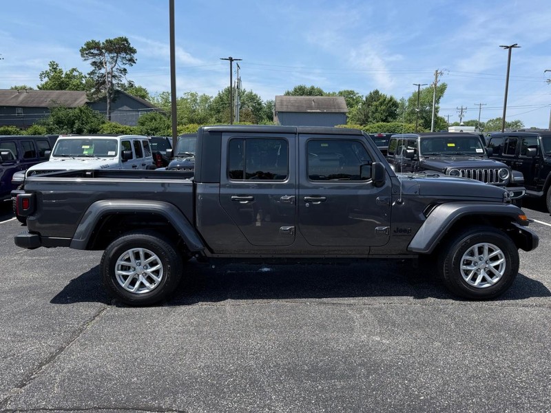 Jeep Gladiator Vehicle Image 02
