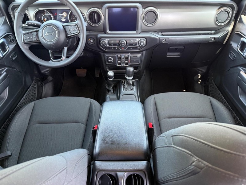 Jeep Gladiator Vehicle Image 11