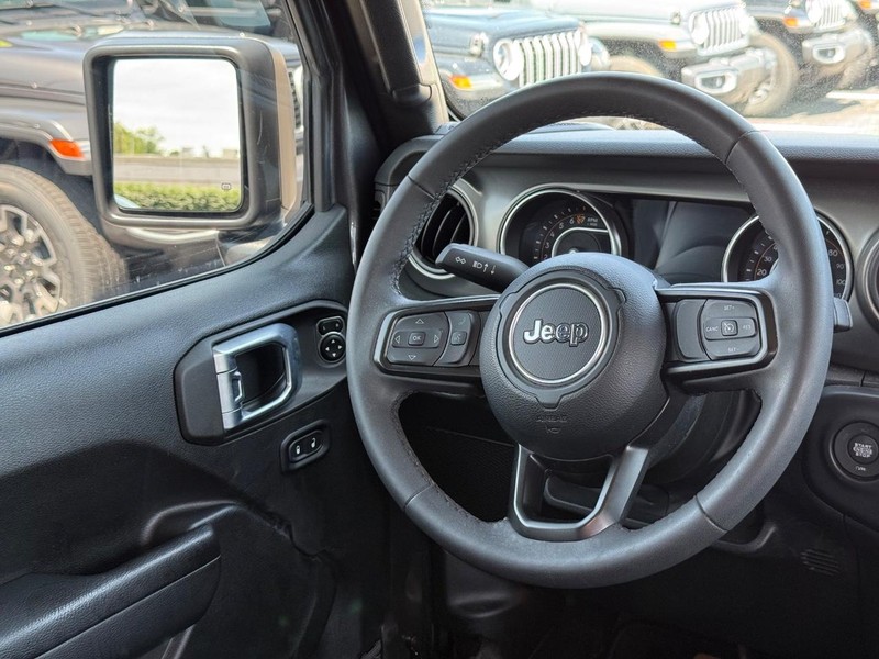 Jeep Gladiator Vehicle Image 12