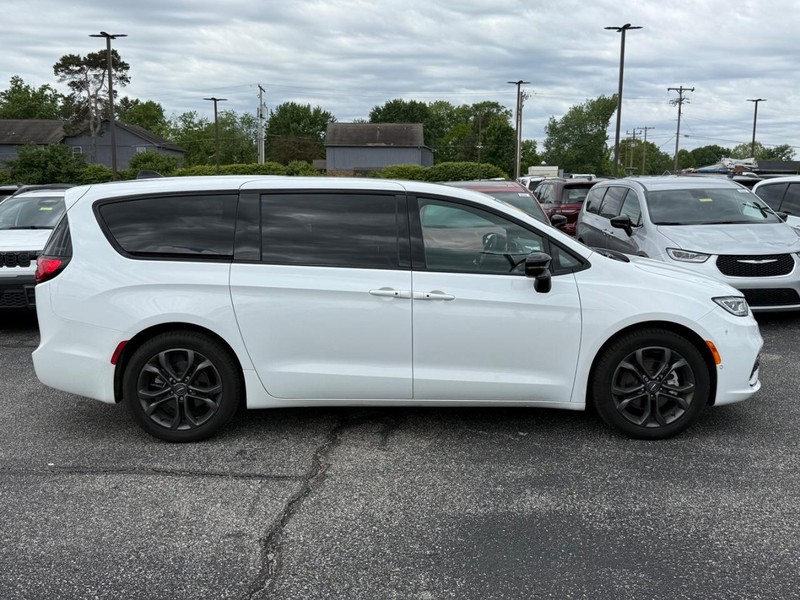 Chrysler Pacifica Vehicle Image 02