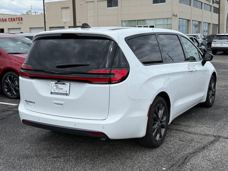 Chrysler Pacifica Vehicle Image 03