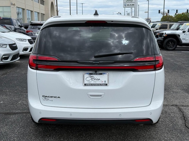 Chrysler Pacifica Vehicle Image 04