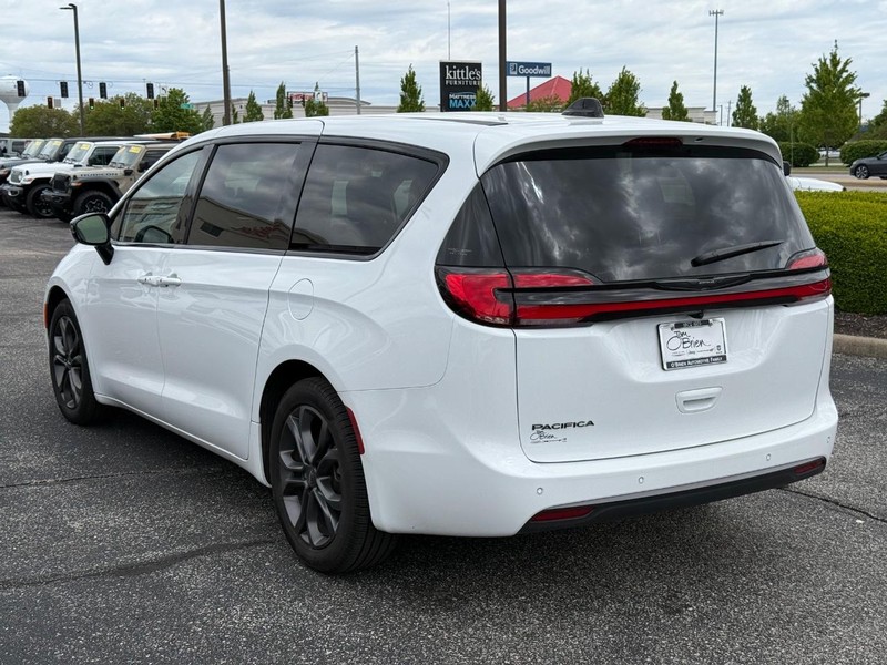 Chrysler Pacifica Vehicle Image 05