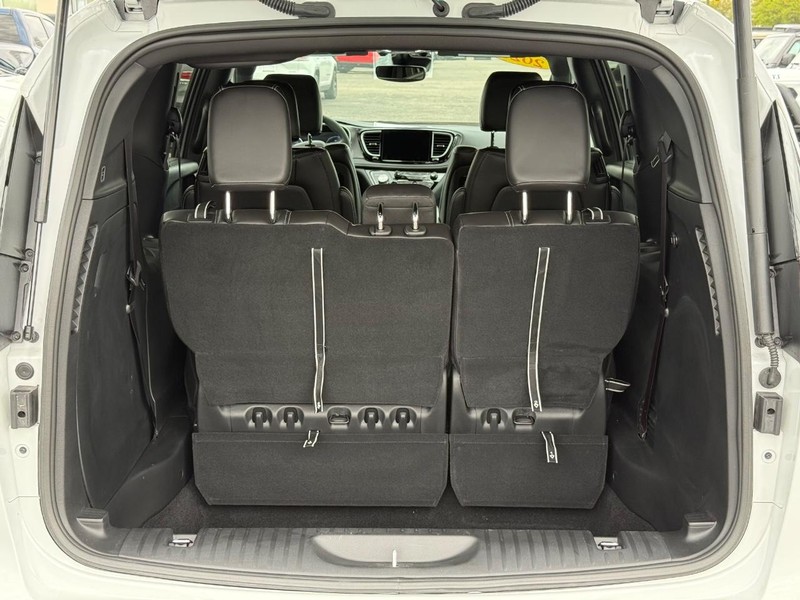 Chrysler Pacifica Vehicle Image 07