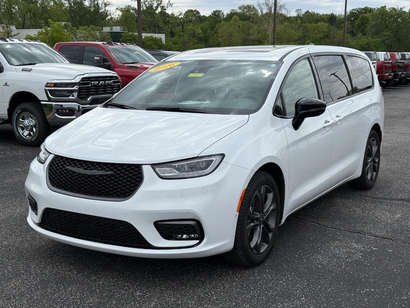 Chrysler Pacifica Vehicle Image 09