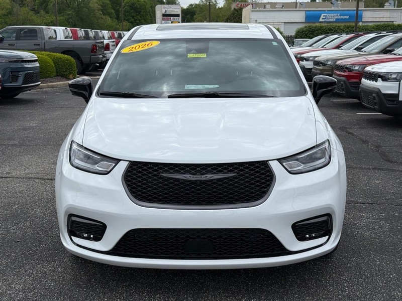 Chrysler Pacifica Vehicle Image 10