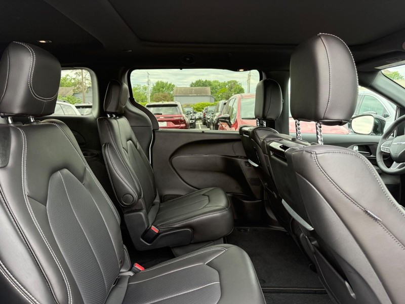 Chrysler Pacifica Vehicle Image 11