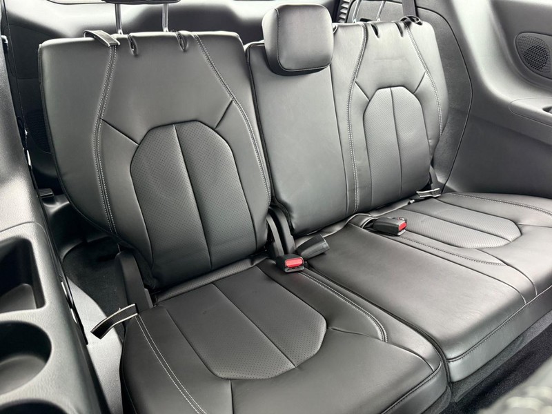 Chrysler Pacifica Vehicle Image 12