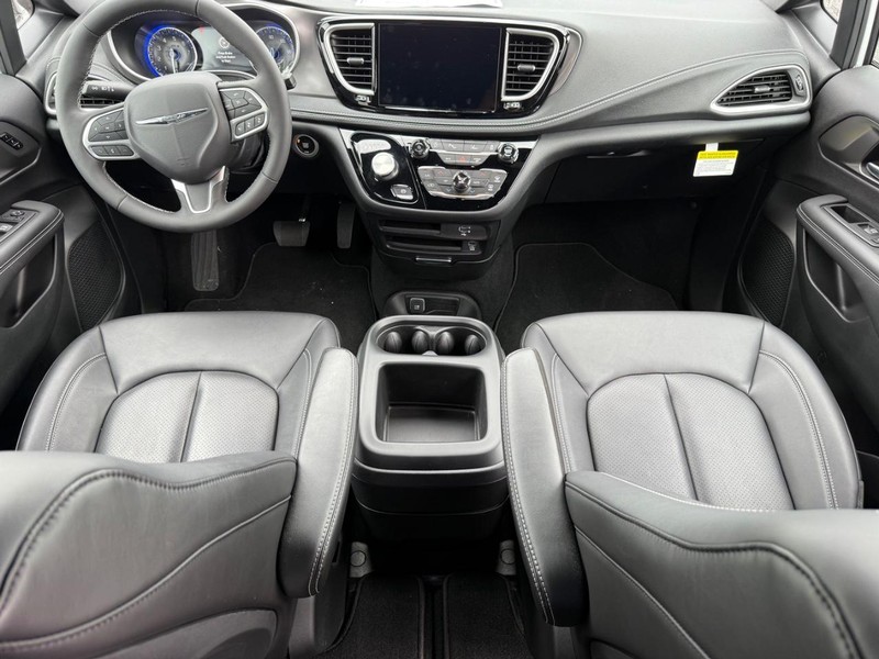 Chrysler Pacifica Vehicle Image 13