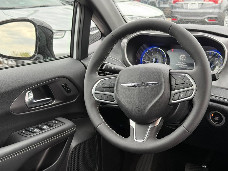 Chrysler Pacifica Vehicle Image 14