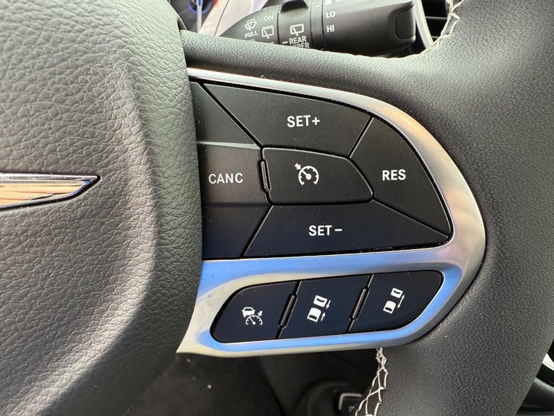 Chrysler Pacifica Vehicle Image 16