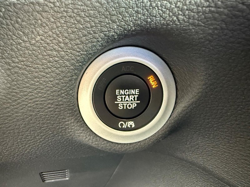 Chrysler Pacifica Vehicle Image 17