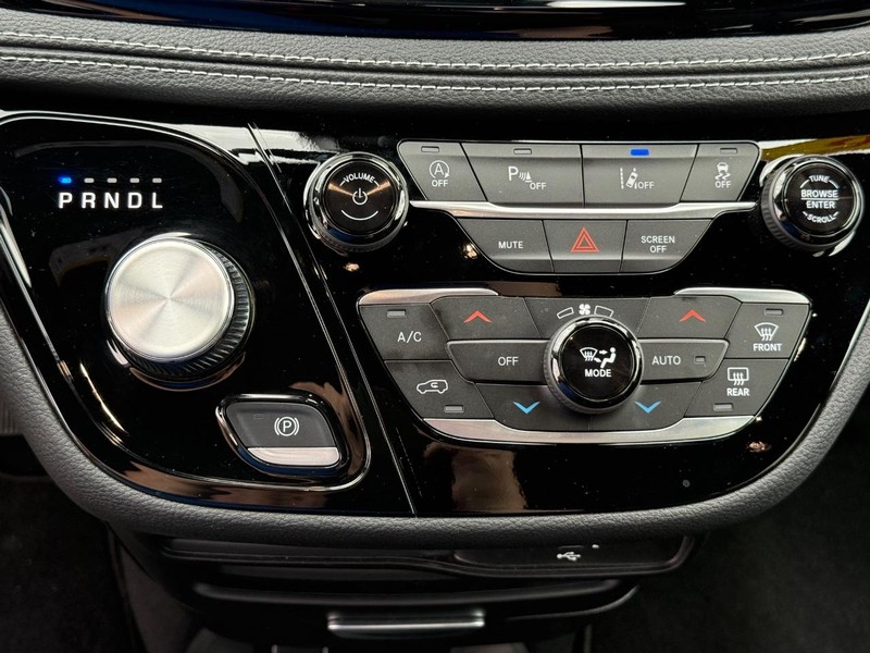 Chrysler Pacifica Vehicle Image 20