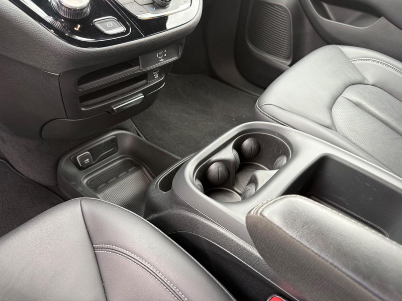 Chrysler Pacifica Vehicle Image 21