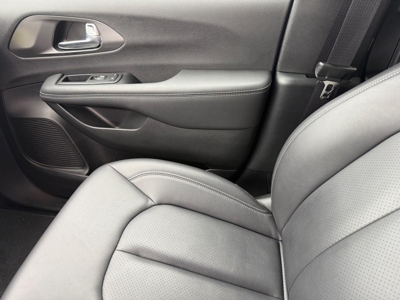 Chrysler Pacifica Vehicle Image 22