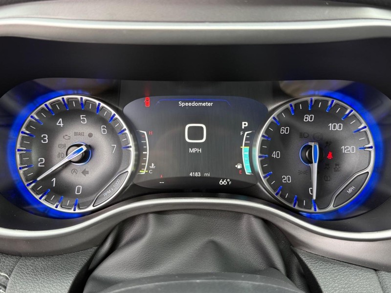 Chrysler Pacifica Vehicle Image 23