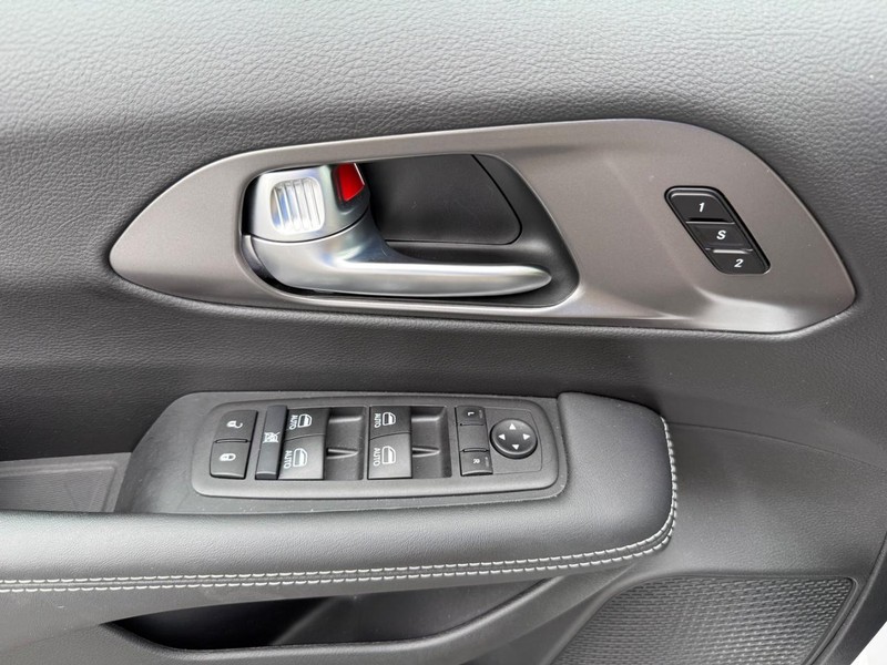 Chrysler Pacifica Vehicle Image 25
