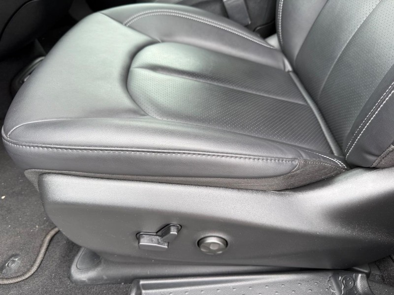 Chrysler Pacifica Vehicle Image 26