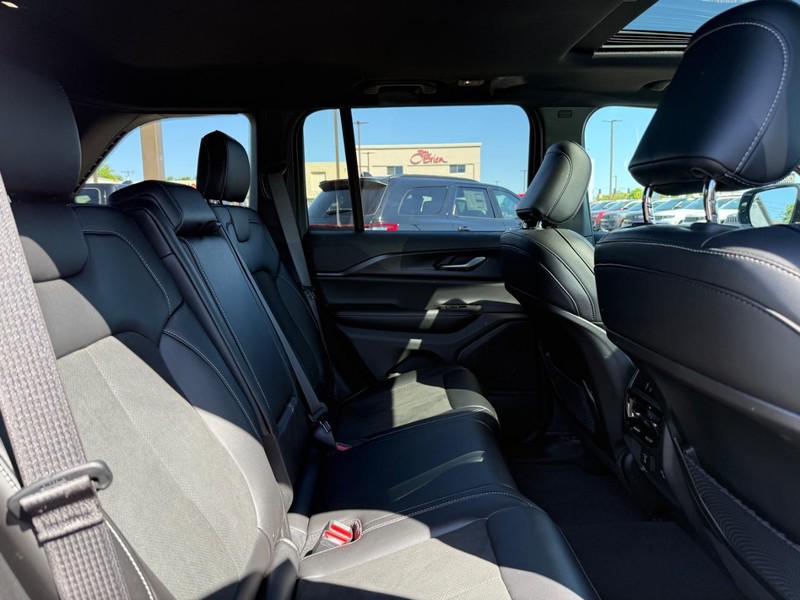 Jeep Grand Cherokee Vehicle Image 11