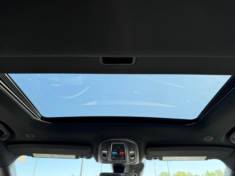 Jeep Grand Cherokee Vehicle Image 12