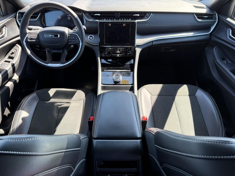 Jeep Grand Cherokee Vehicle Image 13