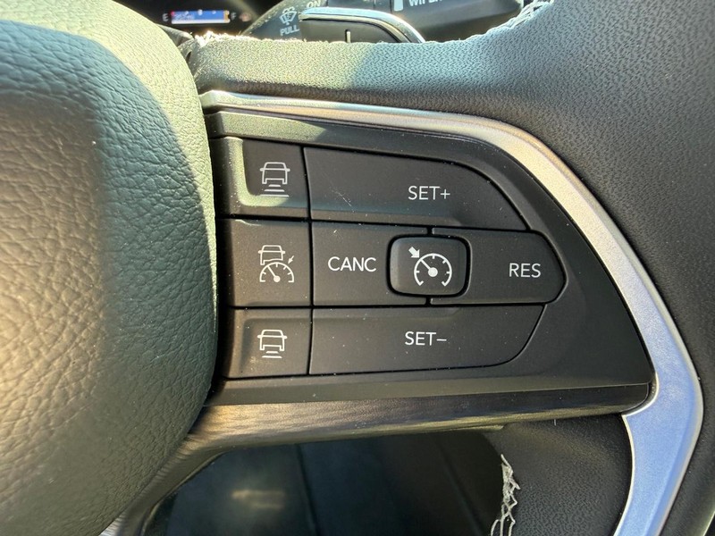 Jeep Grand Cherokee Vehicle Image 16
