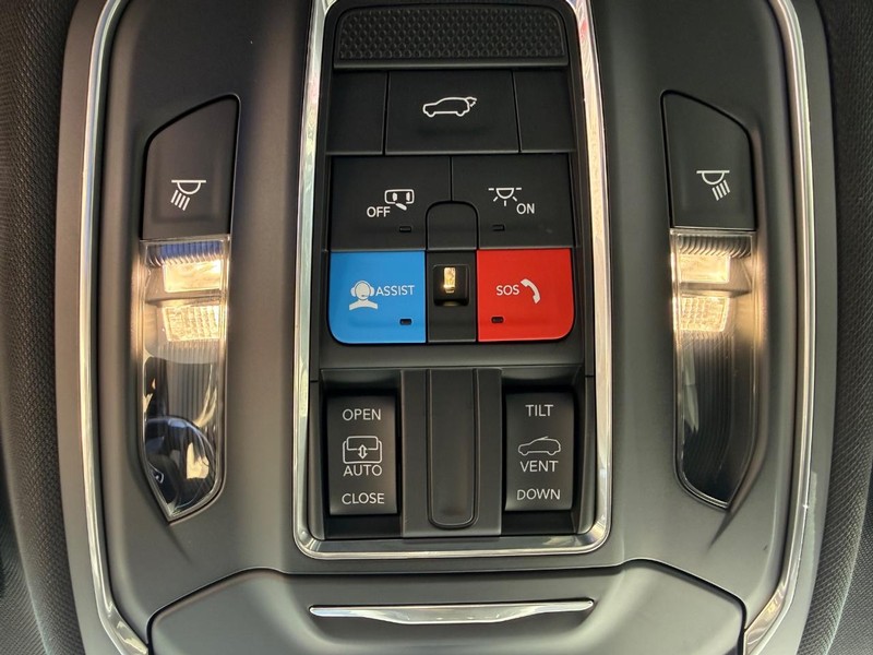 Jeep Grand Cherokee Vehicle Image 24