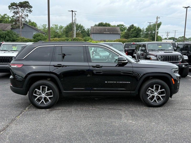 Jeep Grand Cherokee Vehicle Image 02
