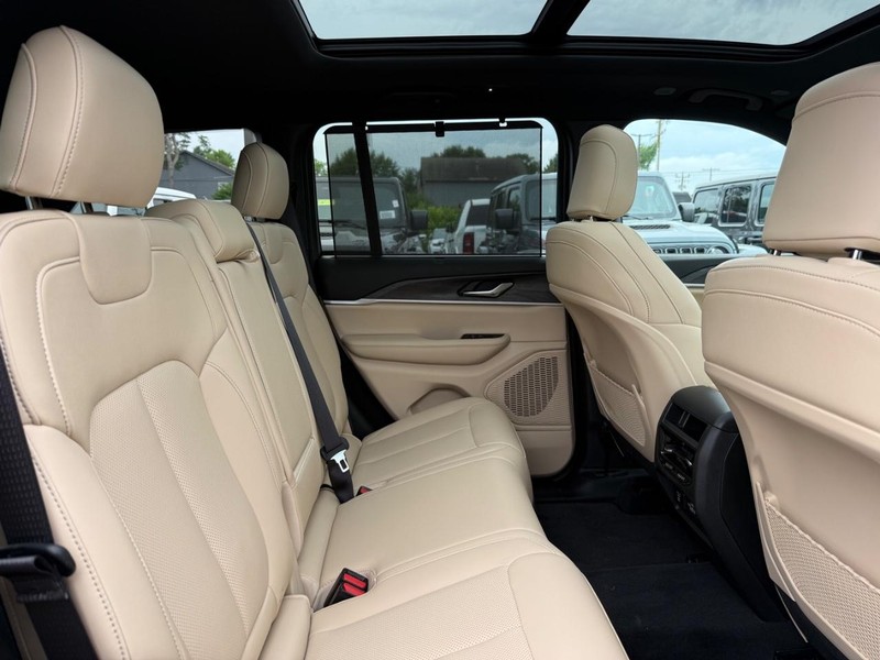 Jeep Grand Cherokee Vehicle Image 11
