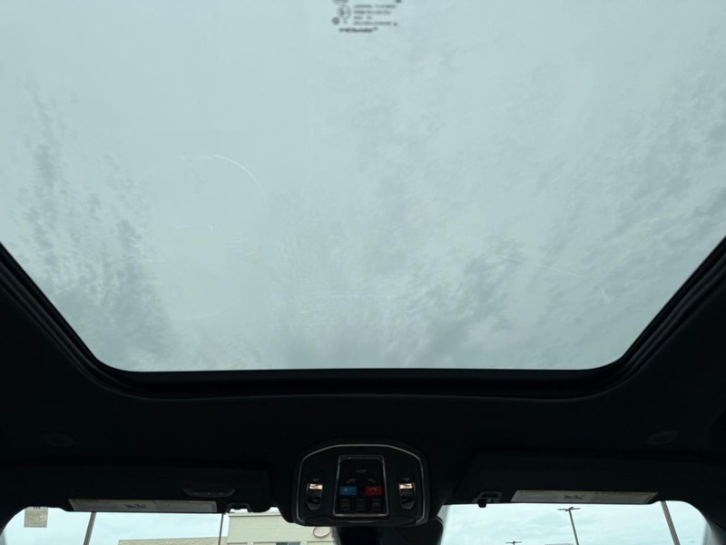 Jeep Grand Cherokee Vehicle Image 12