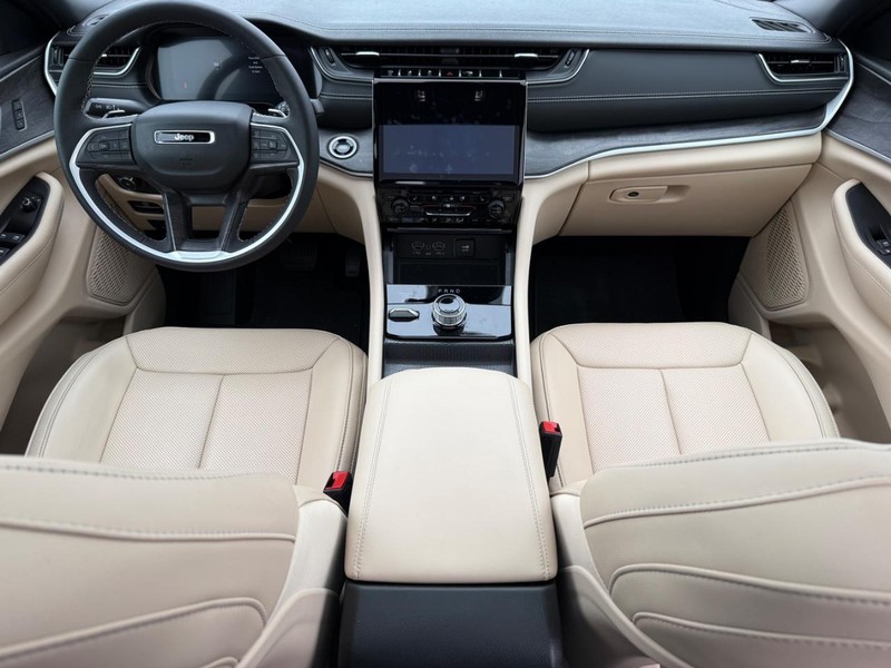 Jeep Grand Cherokee Vehicle Image 13