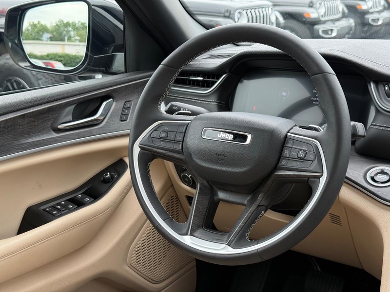 Jeep Grand Cherokee Vehicle Image 14