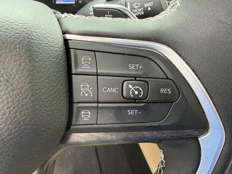 Jeep Grand Cherokee Vehicle Image 16
