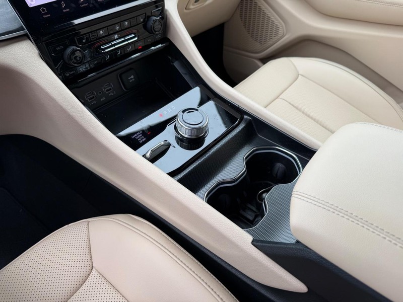 Jeep Grand Cherokee Vehicle Image 22