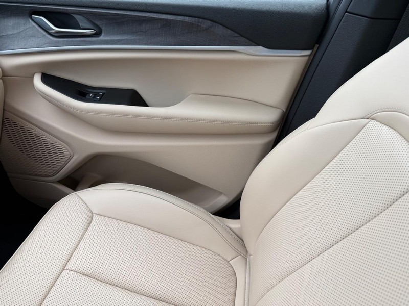 Jeep Grand Cherokee Vehicle Image 23