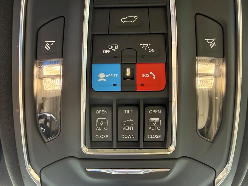 Jeep Grand Cherokee Vehicle Image 24
