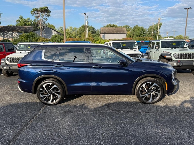 Mitsubishi Outlander Vehicle Image 02
