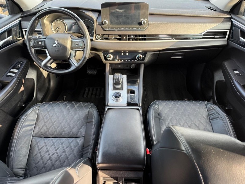 Mitsubishi Outlander Vehicle Image 12