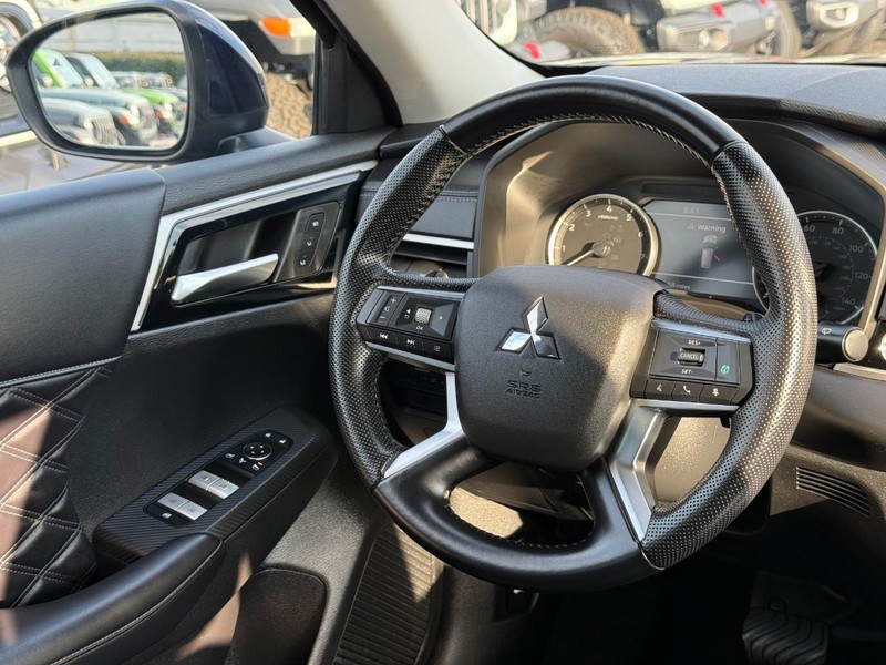 Mitsubishi Outlander Vehicle Image 13