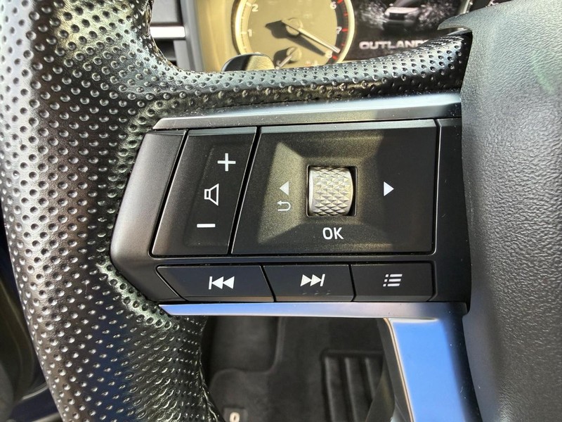 Mitsubishi Outlander Vehicle Image 14