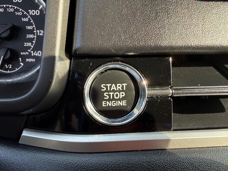Mitsubishi Outlander Vehicle Image 16