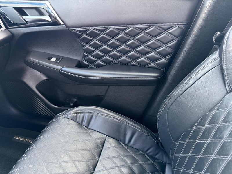 Mitsubishi Outlander Vehicle Image 22