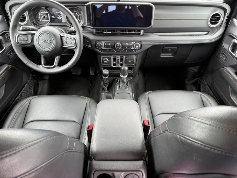 Jeep Gladiator Vehicle Image 11