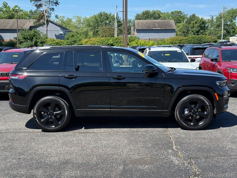 Jeep Grand Cherokee Vehicle Image 02