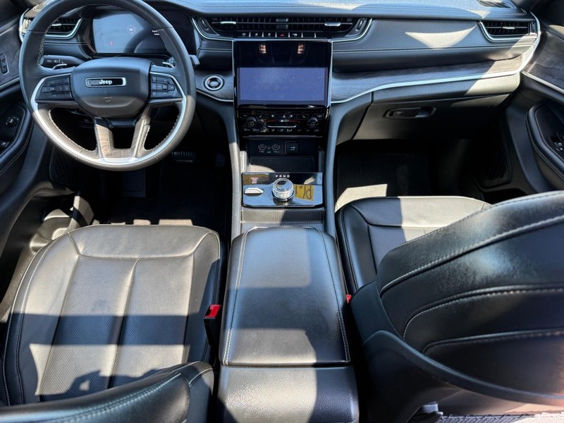 Jeep Grand Cherokee Vehicle Image 13