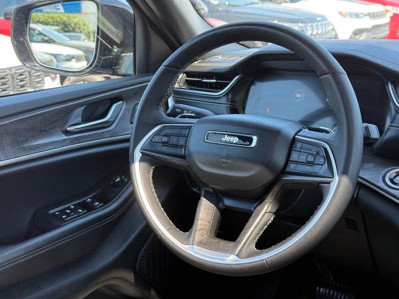 Jeep Grand Cherokee Vehicle Image 14