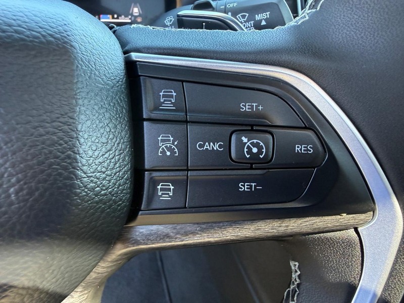 Jeep Grand Cherokee Vehicle Image 16