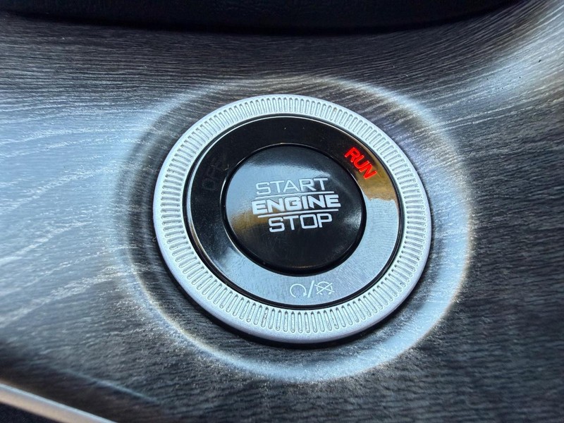 Jeep Grand Cherokee Vehicle Image 17