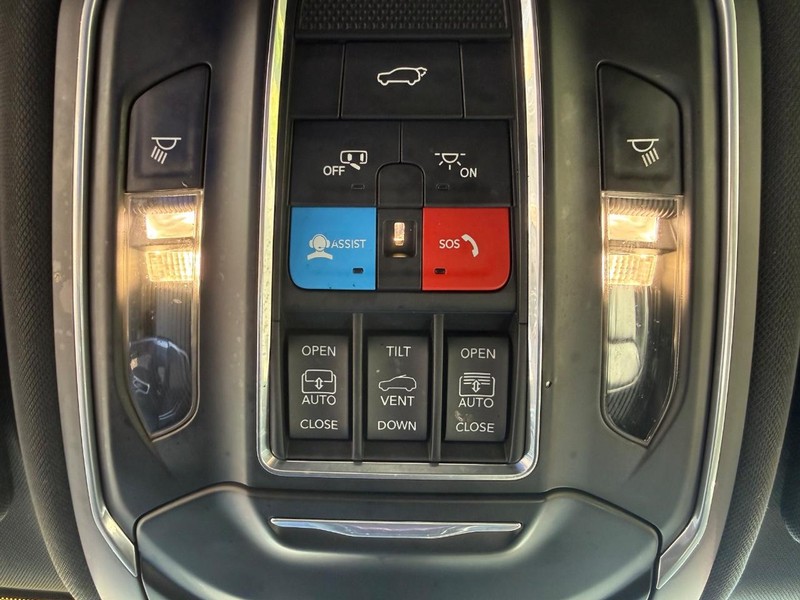Jeep Grand Cherokee Vehicle Image 24